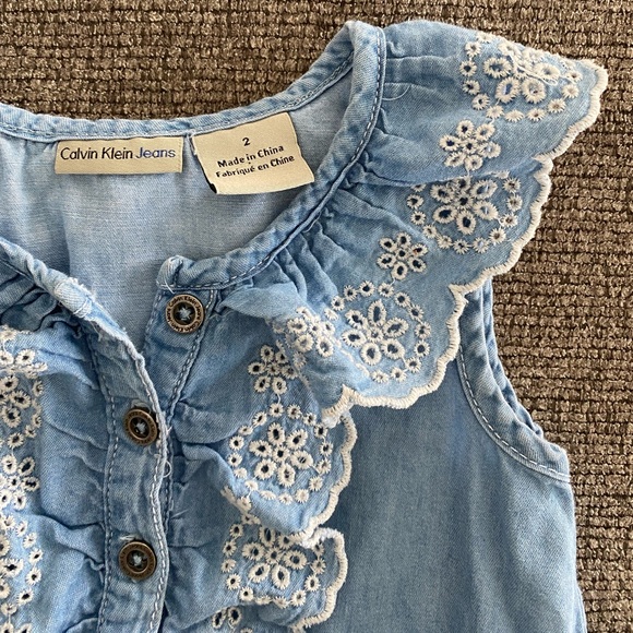 ❌SOLD❌ 4/20 Size 2T Calvin Klein Denim Jeans ruffle light jean summer dress - Picture 3 of 6